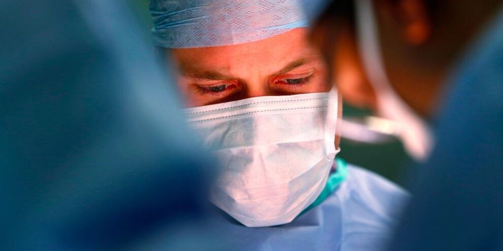 kirurgu kryen një operacion për të zmadhuar penisin