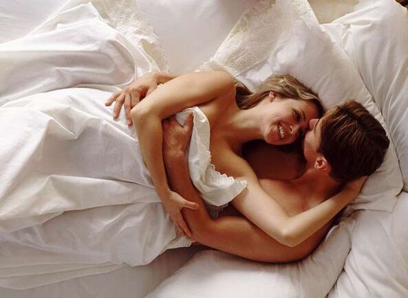 grua në shtrat me një burrë që e zmadhon karin e tij